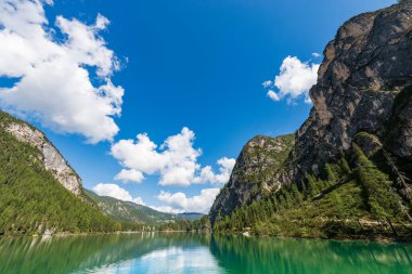Pragser Wildsee veya Lago di Braies. Alp Gölü ve Büyük Havari, Dolomitler, UNESCO dünya mirası bölgesi, Güney Tyrol, Trentino-Alto Adige, Bolzano, İtalya, Avrupa 'nın dağ zirveleri.
