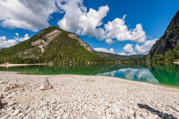 Lago Braies Tai Pragser Wildsee Pieni Alppien Kaunis Järvi Braies — kuvapankkivalokuva