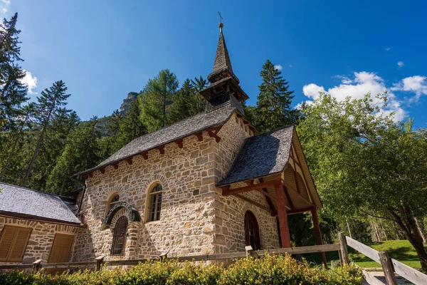 Pragser Wildsee Veya Lago Braies Kıyısındaki Küçük Kilise Marienkapelle Veya — Stok fotoğraf