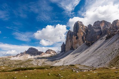Drei Zinnen veya Tre Cime di Lavaredo (Lavaredo 'nun üç tepesi), kuzey yamacı ve Monte Paterno veya Paternkofel, Sesto Dolomiti di Sesto (Dolomiti di Sesto), Trentino-Alto Adige ve Veneto, İtalya, Avrupa.