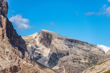 Croda dei Baranci dağı veya Birkenkofel dağı ve Cima Piatta Alta dağı (yüksek düz tavan), Tre Cime di Lavaredo veya Drei Zinnen doğal parkı, Sesto Dolomitleri, Trentino-Alto Adige, İtalya, Avrupa.
