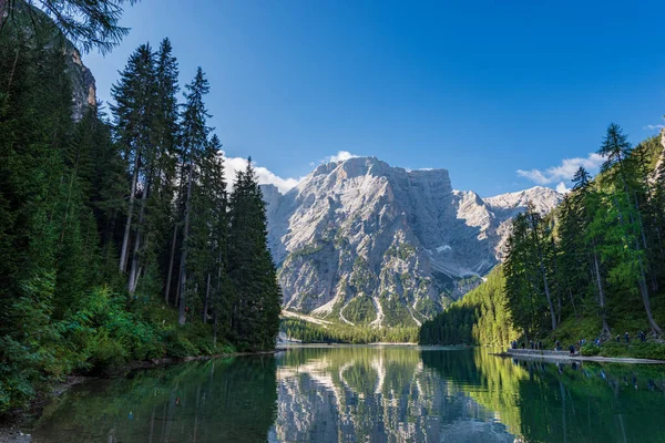 Braies Gölü (Lago di Braies veya Pragser Wildsee) ve Croda del Becco Dağı zirvesi veya Seekofel Dağı, Dolomites, Güney Tyrol, Trentino-Alto Adige, Bolzano ili, İtalya, Avrupa.