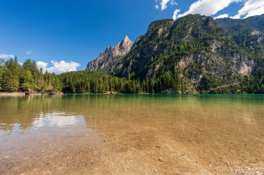 Pragser Wildsee veya Lago di Braies. Alp Gölü ve Büyük Havari, Dolomitler, UNESCO dünya mirası bölgesi, Güney Tyrol, Trentino-Alto Adige, Bolzano, İtalya, Avrupa 'nın dağ zirveleri.