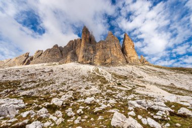 Drei Zinnen veya Tre Cime di Lavaredo (Lavaredo 'nun üç tepesi), Sesto Dolomites' in ünlü dağ zirveleri, UNESCO dünya mirası alanı, Trentino-Alto Adige ve Veneto, İtalya, Avrupa.