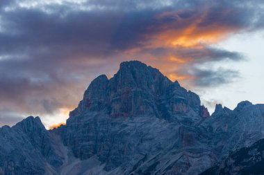 Gün batımında Croda Rossa D 'Ampezzo Dağı veya Hohe Gaisl (3146 metre), Dolomites, UNESCO dünya mirası sahası, Trentino-Alto Adige ve Veneto, Bolzano ve Belluno ili, İtalya, Avrupa.