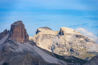 Croda dei Baranci Zirvesi veya Birkenkofel ve Cima Piatta Alta (yüksek düz tavan) ve Torre dei Scarperi veya Schwabenalpenkopf, Tre Cime di Lavaredo, Sesto Dolomites, Trentino-Alto Adige, İtalya.