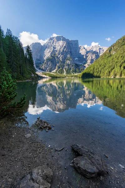 レイクブレイズ Lago BraiesまたはPragser Wildsee とクロダ ベッコ Croda Del Becco またはシーコフェル — ストック写真