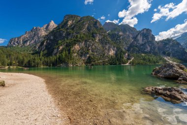 Lago di Braies veya Pragser Wildsee, Alp Gölü ve büyük Havari, Dolomitler, UNESCO dünya mirası bölgesi, Güney Tyrol, Trentino-Alto Adige, Bolzano, İtalya, Avrupa 'nın dağ zirveleri.