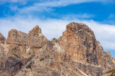 Monte Rudo veya Rautkofel ve Croda dei Rondoi 'nin dağ zirvesi veya Rondoi-Baranci Dağları' nın Schwalbenkofel 'i, Dolomiti Di Sesto Doğal Parkı, Trentino-Alto Adige, İtalya, Avrupa.