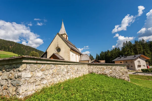 Маленькая Церковь Сан Вито Kirche Veit Долине Брайс Val Braies — стоковое фото