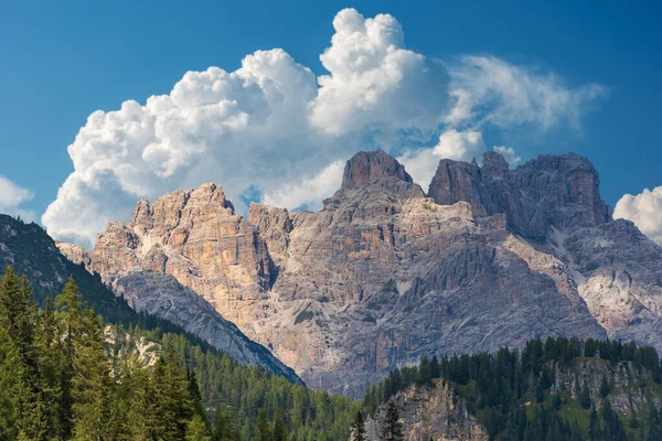 意大利Trentino Alto Adige Dolomiti Sesto自然公园Rondoi Baranci山脉Rudo山或Rautkofel山山峰和Croda Dei Rondoi山或Schwalbenkofel山山峰 — 图库照片