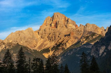 Gün doğumunda Croda Rossa D 'Ampezzo Dağı (3146 m.), Dolomites, UNESCO dünya mirası alanı, Trentino-Alto Adige ve Veneto, Bolzano ve Belluno ili, İtalya, Avrupa.