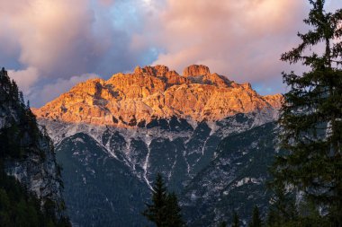 Rautkofel veya Monte Rudo Dağı tepesi, gün batımında Rondoi-Baranci Dağları, Landro Vadisi 'nden (Val di Landro), Dolomiti Di Sesto Doğal Parkı, Trentino, İtalya, Avrupa.