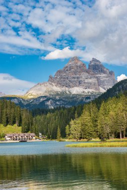 Misurina Gölü (Lago di Misurina) ve Lavaredo 'nun Üç Tepesi (Drei Zinnen veya Tre Cime di Lavaredo), güney yüzeyi, Dolomitlerin ünlü dağ zirveleri, Venedik, Trentino-Alto Adige, İtalya, Avrupa.