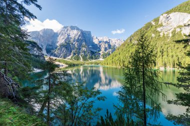 Pragser Wildsee veya Lago di Braies (Braies Gölü) ve Croda del Becco veya Seekofel Dağı zirvesi, Dolomites, Fanes-Senes-Braies doğa parkı, South Tyrol, Trentino-Alto Adige, Bolzano, İtalya, Avrupa.