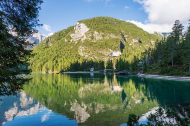 Pragser Wildsee veya Lago di Braies (Braies Gölü) ve Croda del Becco veya Seekofel Dağı zirvesi, Dolomites, Fanes-Senes-Braies doğa parkı, South Tyrol, Trentino-Alto Adige, Bolzano, İtalya, Avrupa.