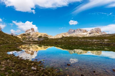 Sesto 'nun panoramik görüntüsü ya da Sexten Dolomites gölün suyuna yansıyan yansımaları, Tre Cime di Lavaredo ya da Drei Zinnen, Dolomiti Di Sesto Natural Park, Bolzano, Trentino-Alto Adige, İtalya, Avrupa