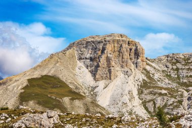 Tre Cime di Lavaredo ya da Drei Zinnen yakınlarındaki Sesto ya da Sexten Dolomites 'in küçük zirvesi. Dolomiti Di Sesto Doğal Parkı, UNESCO dünya mirası alanı, Bolzano, Trentino-Alto Adige, İtalya, Avrupa.