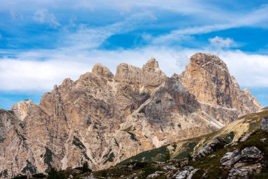 Rondoi-Baranci Dağları 'ndan Croda dei Rondoi veya Schwalbenkofel dağı zirvesi ve Monte Rudo veya Rautkofel, Dolomiti Di Sesto Doğal Parkı, Trentino-Alto Adige, İtalya, Avrupa.