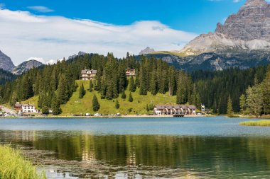 Misurina Gölü (Lago di Misurina) ve Lavaredo 'nun Üç Tepesi (Drei Zinnen veya Tre Cime di Lavaredo), güney yüzeyi, Dolomitlerin ünlü dağ zirveleri, Venedik, Trentino-Alto Adige, İtalya, Avrupa.