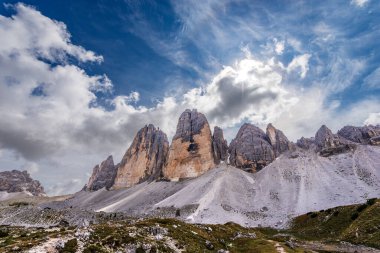 Üç Lavaredo Tepesi (Tre Cime di Lavaredo veya Drei Zinnen), kuzey yüzü ve Monte Paterno veya Paternkofel, Sesto Dolomiti di Sesto (Dolomiti di Sesto), Trentino-Alto Adige ve Veneto, İtalya, Avrupa.
