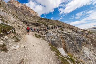 DOLOMITI DI SESTO - SEPT 7, 2021: Lavaredo 'nun (Drei Zinnen veya Tre Cime di Lavaredo), Sesto Dolomites, İtalya, Avrupa.