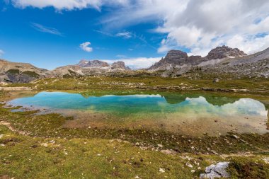 Küçük göl ve Sesto veya Tre Cime di Lavaredo 'dan Sexten Dolomites veya Drei Zinnen, Dolomiti Di Sesto Doğal Parkı, UNESCO dünya mirası alanı, Bolzano, Dobbiaco, Trentino-Alto Adige, İtalya, Avrupa.