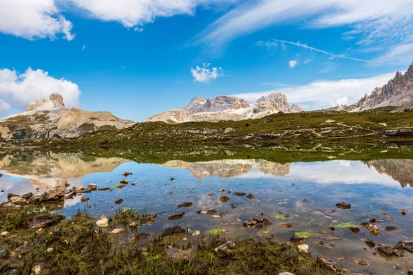 Küçük göl ve Sexten veya Tre Cime di Lavaredo 'dan Sesto Dolomites veya Drei Zinnen, Dolomiti Di Sesto Doğal Parkı, UNESCO dünya mirası alanı, Bolzano, Dobbiaco, Trentino-Alto Adige, İtalya, Avrupa.