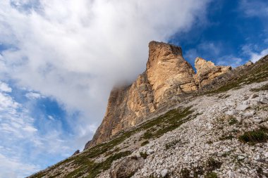 Lavaredo 'nun üç tepesi (Drei Zinnen veya Tre Cime di Lavaredo), Sesto Dolomites' in dağ zirveleri, UNESCO dünya mirası bölgesi, Trentino-Alto Adige ve Veneto, İtalya, Avrupa.