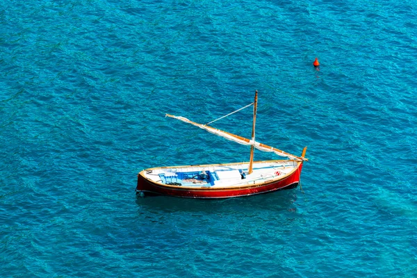 Pequeño velero de madera en el mar — Foto de Stock