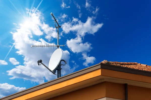 Antena e prato de satélite TV no céu azul — Fotografia de Stock