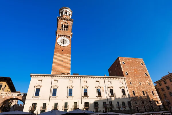 Piazza erbe und lamberti-turm in verona — Stockfoto