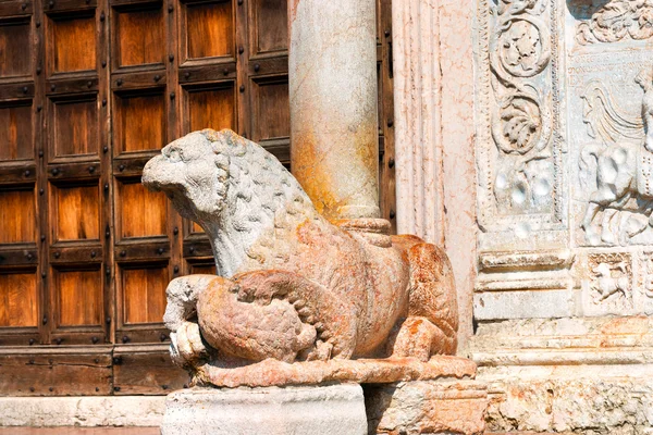 Basilikan san zeno verona - marmor lejon — Stockfoto