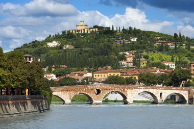 Ponte pietra ve adige Nehri - verona, İtalya