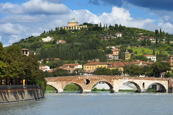 Ponte Pietra y el río Adige - Verona Italia —  Fotos de Stock