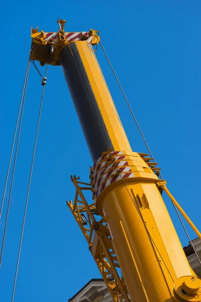 Schwerer Hydraulikkran am blauen Himmel — Stockfoto