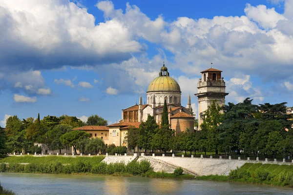 Kyrkan san giorgio i braida - verona-Italien — Stockfoto