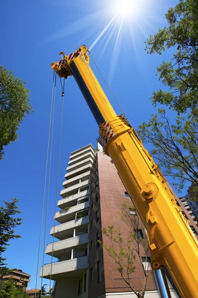 Schwerer Hydraulikkran am blauen Himmel — Stockfoto