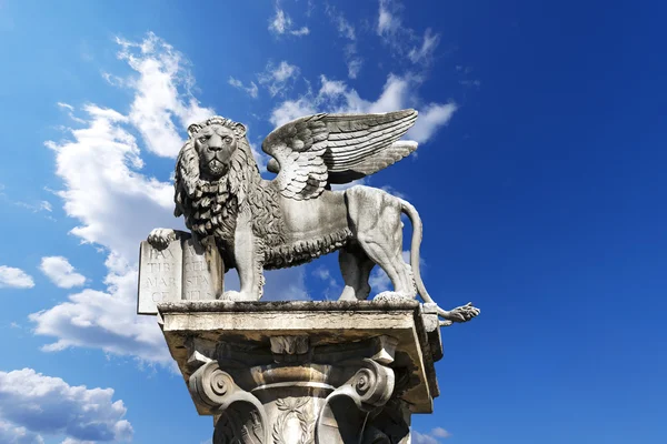 Skrzydlaty lew znak st w Weronie - Włochy — Zdjęcie stockowe