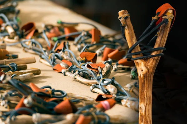 Tirachinas de madera hechas a mano — Foto de Stock