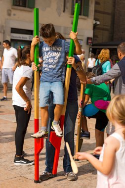 çocuk ahşap stilts üzerinde