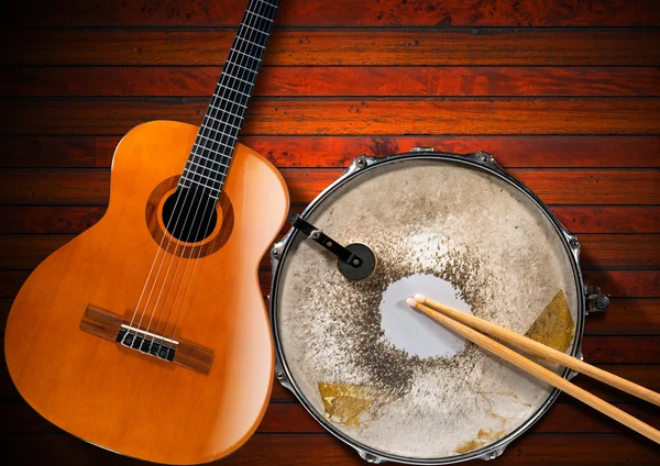 Guitarra acústica y viejo tambor de caja —  Fotos de Stock