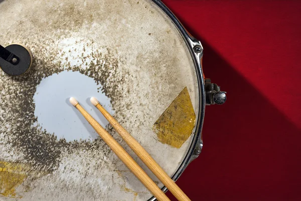 Velho Metal Snare Drum com Baquetas — Fotografia de Stock