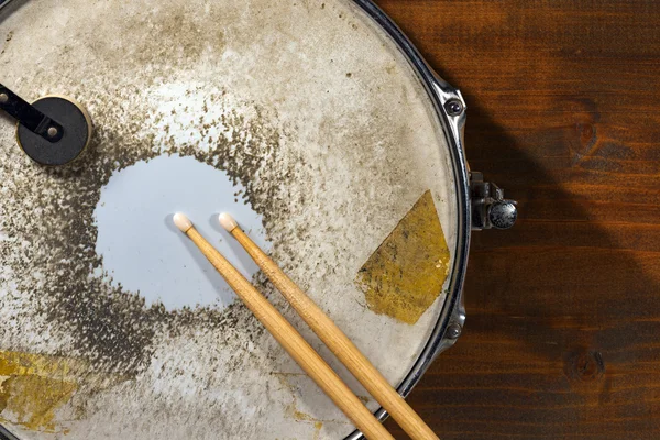 Tambor de caja de metal viejo con palillos de tambor — Foto de Stock