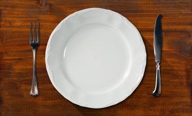 Boş tabak çatal bıçak takımı ahşap tablo