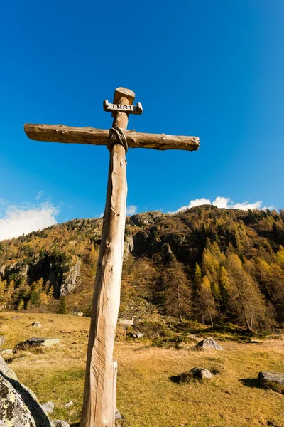 Fából készült kereszt - olasz Alpok — Stock Fotó