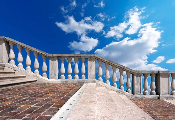 Escadaria de mármore no céu azul com nuvens — Fotografia de Stock