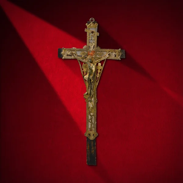 Vieille croix avec Jésus sur velours rouge — Photo