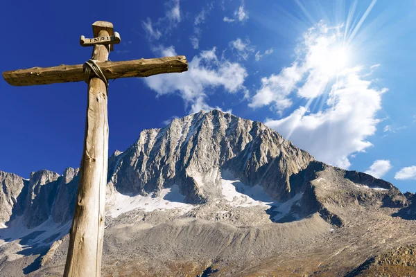 Cruz de madera - Alpes italianos —  Fotos de Stock