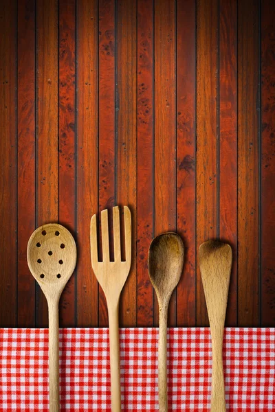 Drewniane naczynia kuchenne na drewnianym tle — Zdjęcie stockowe